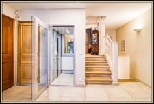 ANTIBES, villa vue mer de 320 m2 habitable avec ascenseur, piscine sur un terrain clos et arboré de 1.500 m2