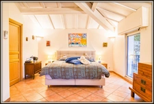 ANTIBES, villa vue mer de 320 m2 habitable avec ascenseur, piscine sur un terrain clos et arboré de 1.500 m2