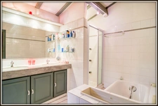 ANTIBES, villa vue mer de 320 m2 habitable avec ascenseur, piscine sur un terrain clos et arboré de 1.500 m2