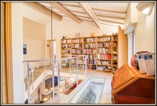 ANTIBES, villa vue mer de 320 m2 habitable avec ascenseur, piscine sur un terrain clos et arboré de 1.500 m2