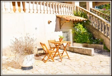 ANTIBES, villa vue mer de 320 m2 habitable avec ascenseur, piscine sur un terrain clos et arboré de 1.500 m2