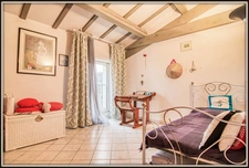 ANTIBES, villa vue mer de 320 m2 habitable avec ascenseur, piscine sur un terrain clos et arboré de 1.500 m2