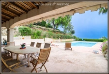 ANTIBES, villa vue mer de 320 m2 habitable avec ascenseur, piscine sur un terrain clos et arboré de 1.500 m2