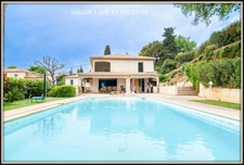 ANTIBES, villa vue mer de 320 m2 habitable avec ascenseur, piscine sur un terrain clos et arboré de 1.500 m2