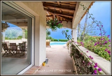 ANTIBES, villa vue mer de 320 m2 habitable avec ascenseur, piscine sur un terrain clos et arboré de 1.500 m2