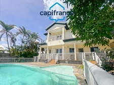 8-room villa of over 200m² with swimming pool.