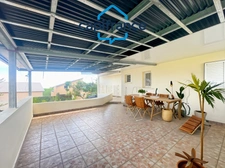 8-room villa of over 200m² with swimming pool.