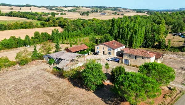 Maison à vendre 174 m2 habitables, 2 niveaux, 6 pièces proche de VIC FEZENSAC (32) sur 11 183 m2 de terrain 