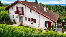 Maison basque avec vue panoramique sur les Pyrénées – Un véritable coup de cœur ! USTARITZ (64)