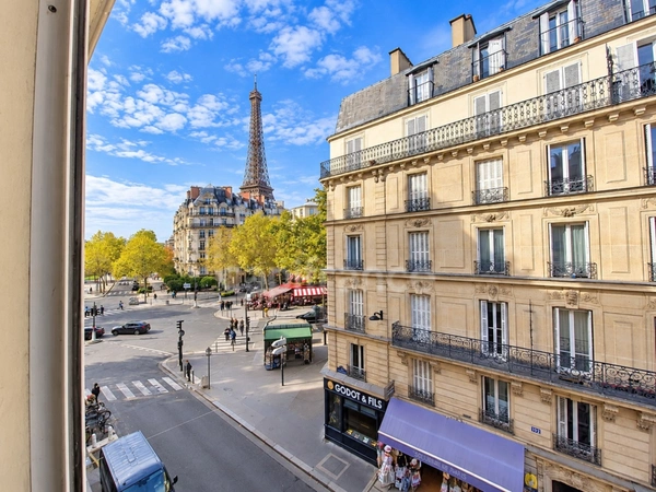 Paris 7ᵉ – Rue Saint-Dominique – Vue exceptionnelle sur la tour Eiffel