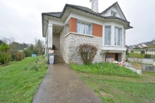 Maison avec un beau cachet et un terrain spacieux 