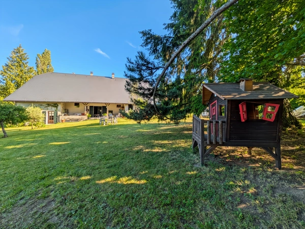 À vendre 8 pièces CERCIER (74) Authentique corps de ferme de caractère entièrement rénové avec piscine et vaste terrain arboré