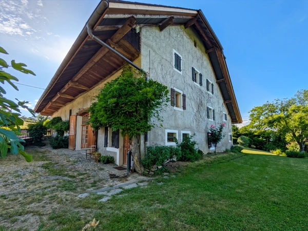 À vendre 8 pièces CERCIER (74) Authentique corps de ferme de caractère entièrement rénové avec piscine et vaste terrain arboré