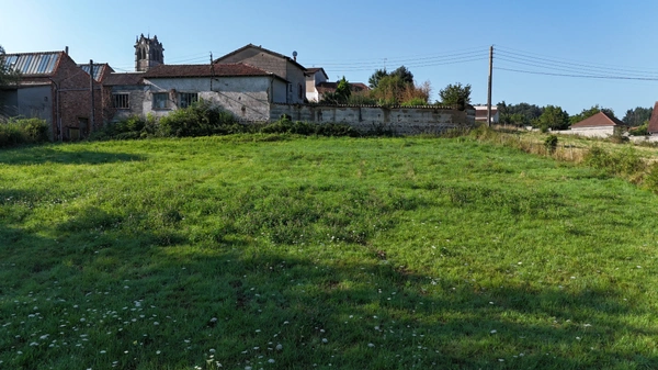 TERRAIN A BATIR 1806 M² PROCHE DE FEURS