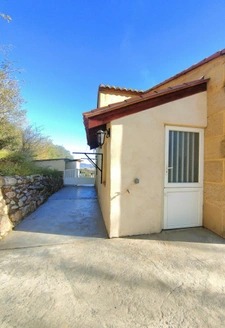 Villa plain pied en pierres avec piscine