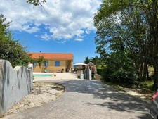 Villa plain pied en pierres avec piscine