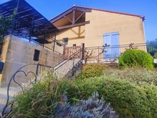 Villa plain pied en pierres avec piscine