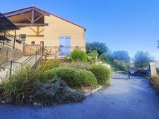 Villa plain pied en pierres avec piscine
