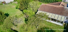 Maison avec beau potentiel d'évolution dans un environnement calme.