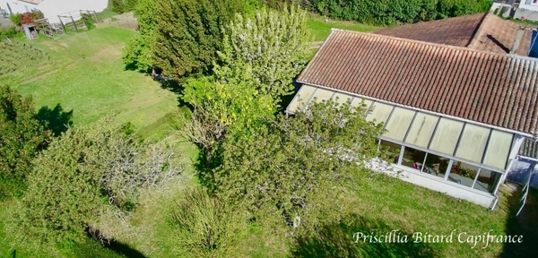 Maison avec beau potentiel d'évolution dans un environnement calme.