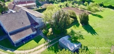Maison avec beau potentiel d'évolution dans un environnement calme.