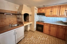 Une maison aux volumes rares avec sous-sol total, garage XXL et fort potentiel d’aménagement !