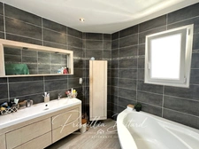 Belle maison familiale de plain-pied avec piscine et espace indépendant