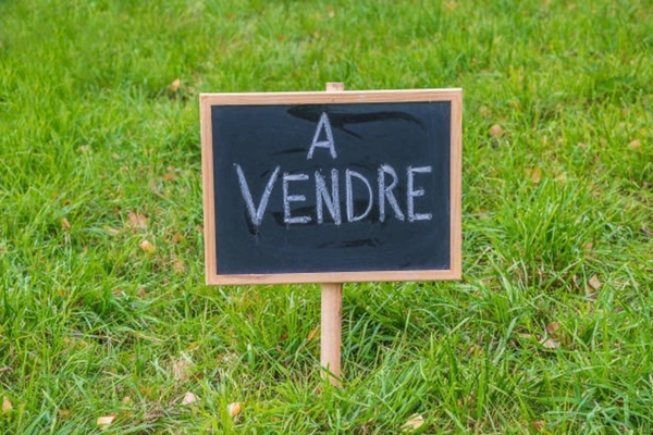 Grand terrain hors lotissement situé à Le Thou