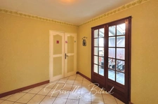 Une maison aux volumes rares avec sous-sol total, garage XXL et fort potentiel d’aménagement !