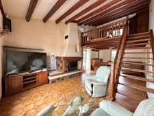 Une maison aux volumes rares avec sous-sol total, garage XXL et fort potentiel d’aménagement !