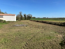Grand terrain hors lotissement situé à Le Thou