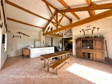 Maison de caractère offrant de beaux volumes et un potentiel rare avec dépendances