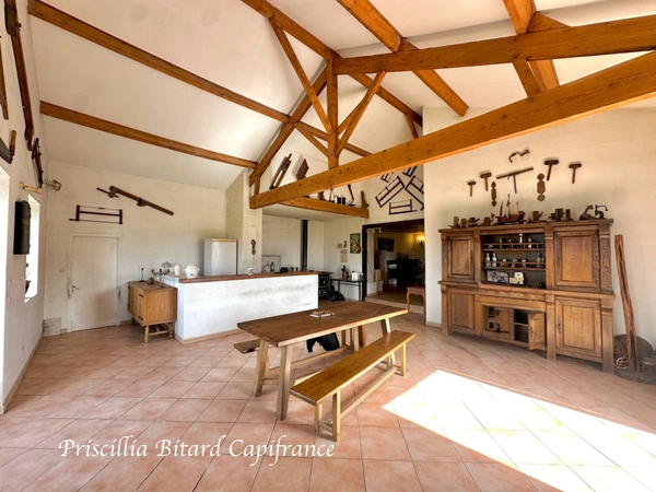 Maison de caractère offrant de beaux volumes et un potentiel rare avec dépendances