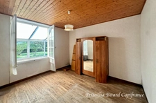Maison avec beau potentiel d'évolution dans un environnement calme.
