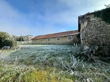 Maison de caractère offrant de beaux volumes et un potentiel rare avec dépendances