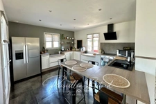 Belle maison familiale de plain-pied avec piscine et espace indépendant