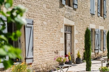 Propriété de caractère dans un écrin de verdure, proche de La Rochelle