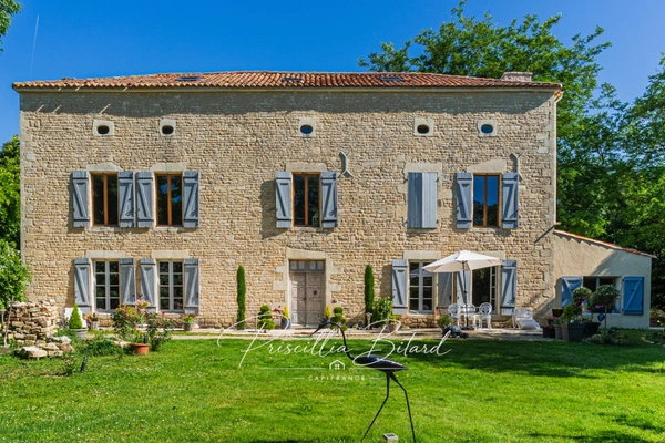 Propriété de caractère dans un écrin de verdure, proche de La Rochelle