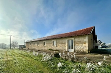 Maison de caractère offrant de beaux volumes et un potentiel rare avec dépendances