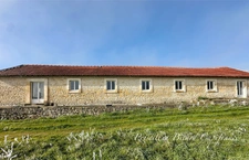 Maison de caractère offrant de beaux volumes et un potentiel rare avec dépendances