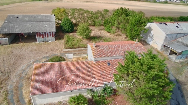 Maison à rénover avec grandes dépendances. Fort potentiel