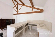 Maison de caractère offrant de beaux volumes et un potentiel rare avec dépendances