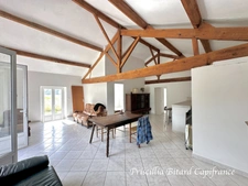 Maison de caractère offrant de beaux volumes et un potentiel rare avec dépendances