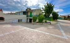 Une maison aux volumes rares avec sous-sol total, garage XXL et fort potentiel d’aménagement !