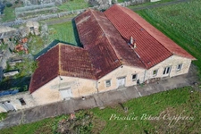 Maison de caractère offrant de beaux volumes et un potentiel rare avec grande grange attenante.