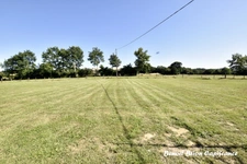  Authentique longère en pierre de 153 m² avec 4 chambres sur un terrain de 4 591 m² à Saint-Charles-de-Percy (14)