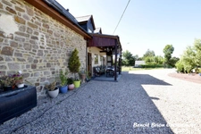  Authentique longère en pierre de 153 m² avec 4 chambres sur un terrain de 4 591 m² à Saint-Charles-de-Percy (14)
