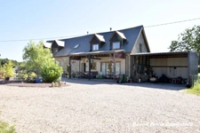  Authentique longère en pierre de 153 m² avec 4 chambres sur un terrain de 4 591 m² à Saint-Charles-de-Percy (14)