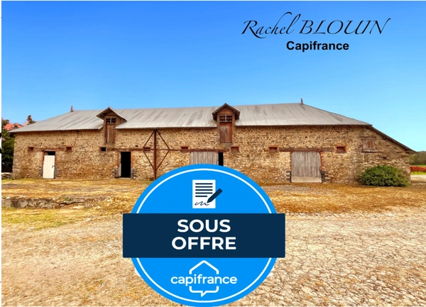 Grande étable en pierre de belle hauteur à rénover 226 m2 au sol sur terrain de 6 760 m2 à MARTIGNE FERCHAUD (35)