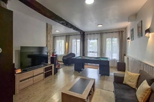 Ensemble immobilier avec restaurant et habitations